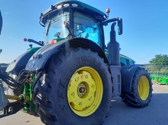 Farm tractor John Deere 8370R - 1