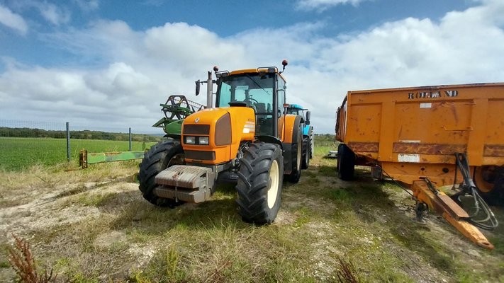 Farm tractor Renault ARES610RZ - 1