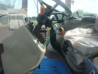 Farm tractor John Deere 5105M - 1