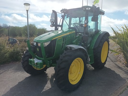 Farm tractor John Deere 5105M - 1