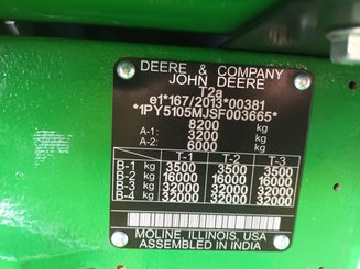 Farm tractor John Deere 5105M - 3