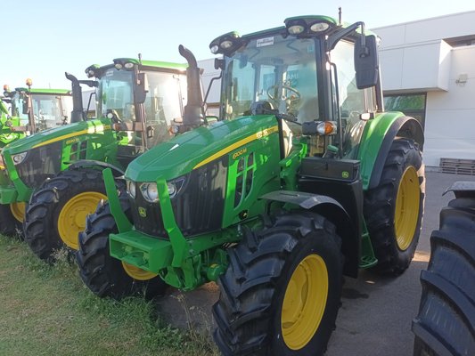 Farm tractor John Deere 6100M - 1