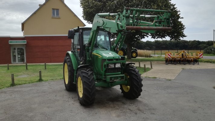 Farm tractor John Deere 5090R - 1