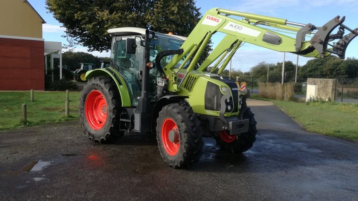 Farm tractor Claas ARION420 - 1