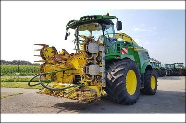 Self-propelled forage harvester John Deere 8600 - 8