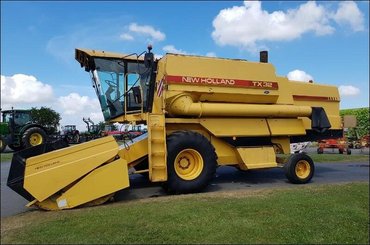 Combine harvester New Holland TX32 - 1