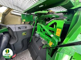 Self-propelled forage harvester John Deere 8400 - 8