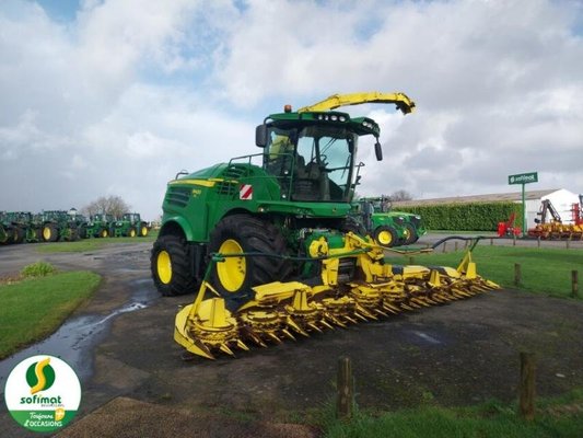 Self-propelled forage harvester John Deere 8400 - 1