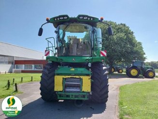 Self-propelled forage harvester John Deere 8300 - 1