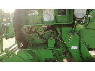 Round baler John Deere 864 - 6