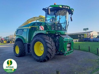 Self-propelled forage harvester John Deere 8300 - 1